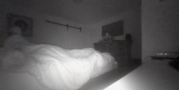Hija compartió imágenes de un “fantasma” en el cuarto de su padre y la gente esta enloqueciendo