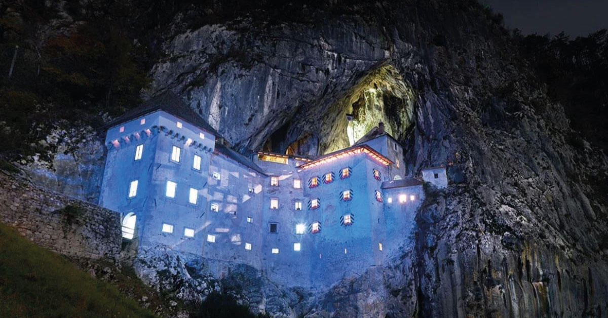 El fascinante castillo medieval más grande del mundo en una cueva